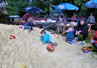 Kinder spielen im Sand