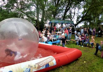 In Plastikbällen übers Wasser laufen