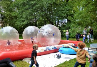 Plastikbälle im Wasser