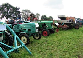 Alte Trecker in einer Reihe zur Ausstellung